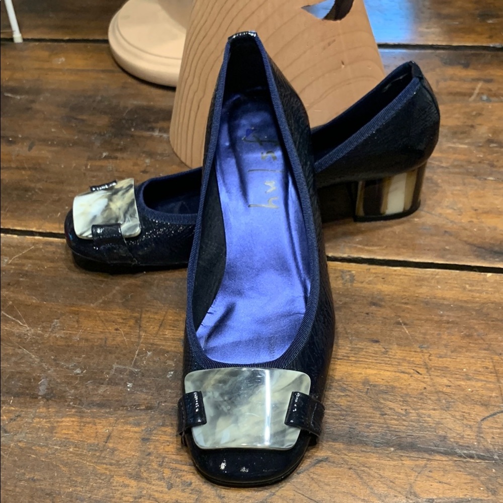 FRENCH SOLE fs/ny NAVY BLUE PATENT LEATHER PUMPS with MARBLE TIGER EYE DETAIL